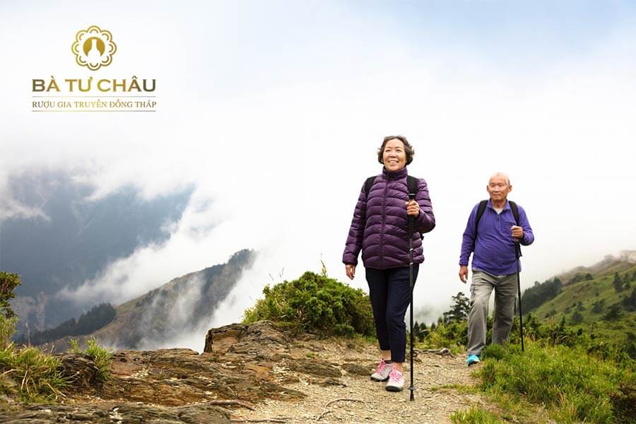 đau khớp gối có nên đi bộ không